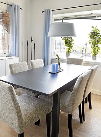PLASS TIL MANGE. Lampen over spiseplassen er fra Bolia, den har fått spesiallagd skjerm hos Ruth's Design. Stolene er Cantono fra Skeidar. Spisebord Bjurstad fra Ikea. PLASS TIL MANGE. Lampen over spiseplassen er fra Bolia, den har fått spesiallagd skjerm hos Ruth's Design. Stolene er Cantono fra Skeidar. Spisebord Bjurstad fra Ikea.