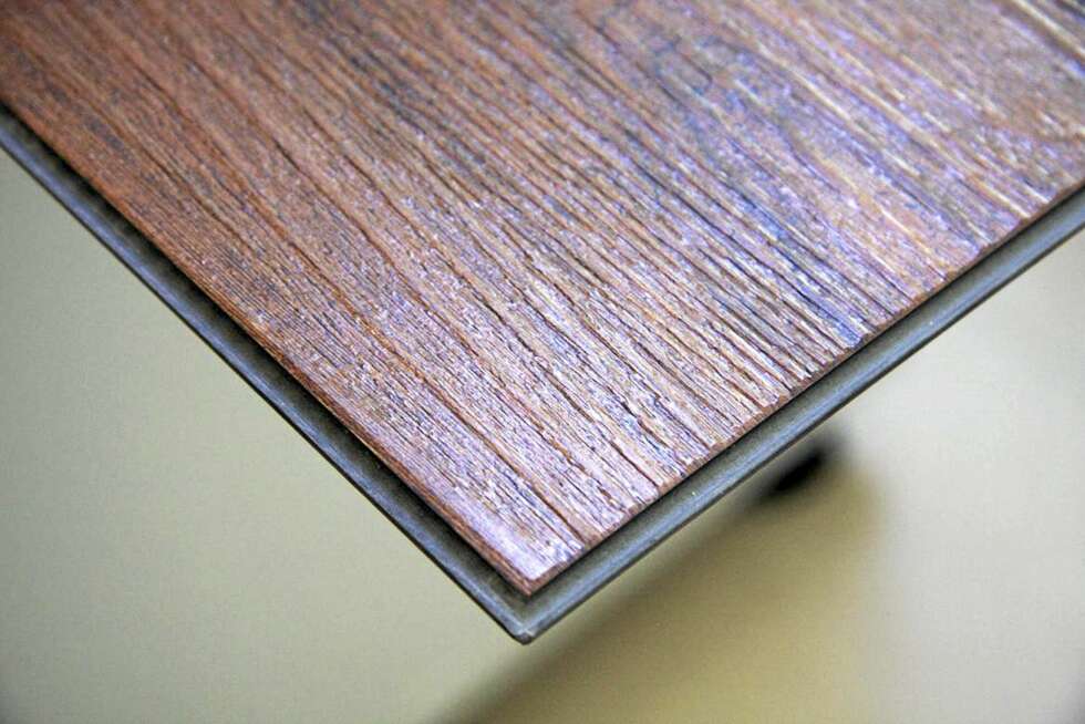 TØRRVASK: Laminatgulvet holder seg finest om du bruker tørrmopp og kost-og-brett. Skal du vaske, bruk lite vann og syntetiske rengjøringsmidler. TØRRVASK: Laminatgulvet holder seg finest om du bruker tørrmopp og kost-og-brett. Skal du vaske, bruk lite vann og syntetiske rengjøringsmidler.