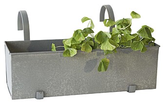 FRISKE URTER: Pynt opp kjøkkenet med friske urter og blomster. En blomsterkasse i tre kan man lage selv av plankerester. FRISKE URTER: Pynt opp kjøkkenet med friske urter og blomster. En blomsterkasse i tre kan man lage selv av plankerester.