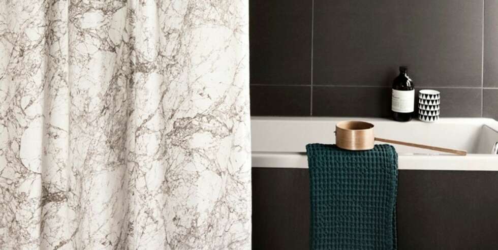 LIKSOM-MARMOR: Parallelt med de ekte naturmaterialene kommer det også alltid en rekke ""liksom-produkter"". Her dusjforheng i marmor fra Ferm Living LIKSOM-MARMOR: Parallelt med de ekte naturmaterialene kommer det også alltid en rekke ""liksom-produkter"". Her dusjforheng i marmor fra Ferm Living