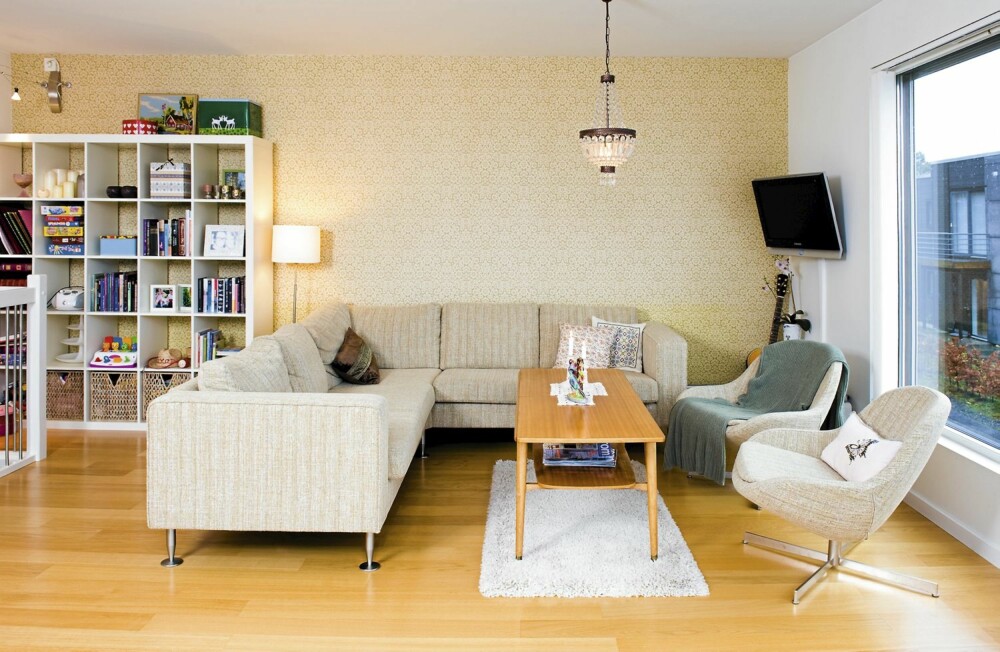 NYTT OG BRUKT: Sofaen er fra BoConcept, hyllen fra Ikea, bordet fra en bruktbutikk og teppet fra Skeidar. Lampen er fra Kostøl i Kristiansand. Tapetet er nr 7258 fra ECO og koster kr 241 pr. rull hos hos svenske Tapetorama. NYTT OG BRUKT: Sofaen er fra BoConcept, hyllen fra Ikea, bordet fra en bruktbutikk og teppet fra Skeidar. Lampen er fra Kostøl i Kristiansand. Tapetet er nr 7258 fra ECO og koster kr 241 pr. rull hos hos svenske Tapetorama.