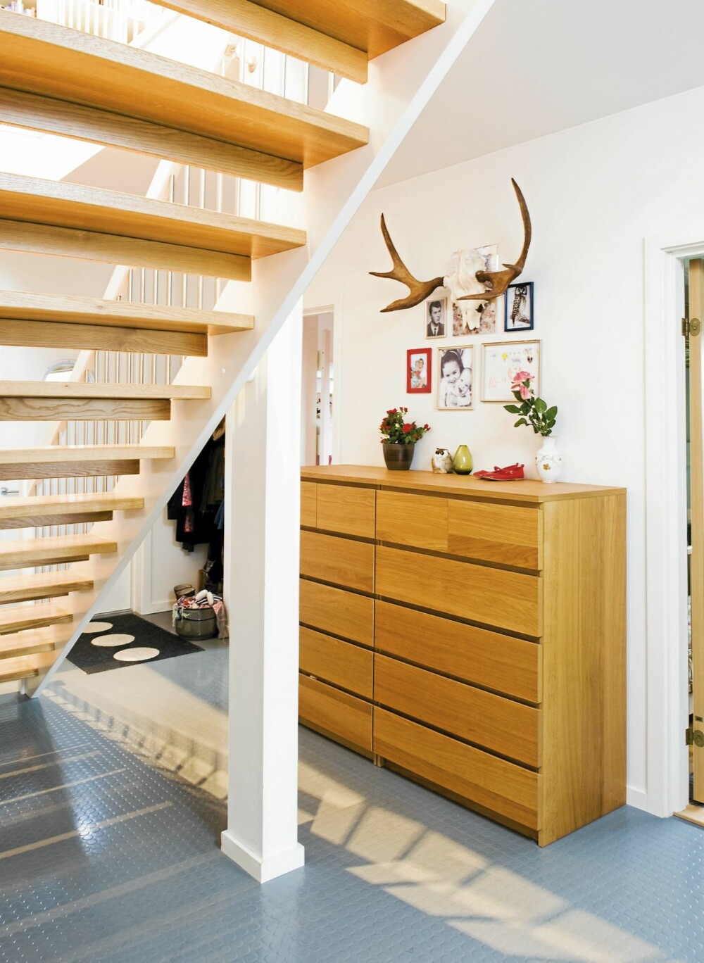 IKKE FERDIG: Bildeveggen er ikke ferdig, her skal Mette jobbe seg lenger utover med bilder. Elggeviret er en gave fra en av Åsmunds kompiser som jakter. Mette har fått det montert på pleksiglass. Men under dette har hun limt en fargeglad bakgrunn som hun fant på nettet, rett på veggen. Uglen er fra 2 i spann. IKKE FERDIG: Bildeveggen er ikke ferdig, her skal Mette jobbe seg lenger utover med bilder. Elggeviret er en gave fra en av Åsmunds kompiser som jakter. Mette har fått det montert på pleksiglass. Men under dette har hun limt en fargeglad bakgrunn som hun fant på nettet, rett på veggen. Uglen er fra 2 i spann.