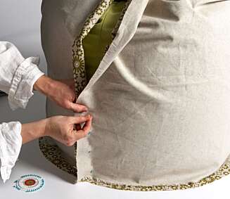 3: Dra stoffet, med rettsiden inn, rundt saccosekken. 3: Dra stoffet, med rettsiden inn, rundt saccosekken.