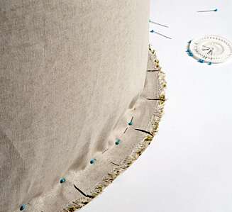 5. Bunnstykket festes til resten av stoffet. 5. Bunnstykket festes til resten av stoffet.