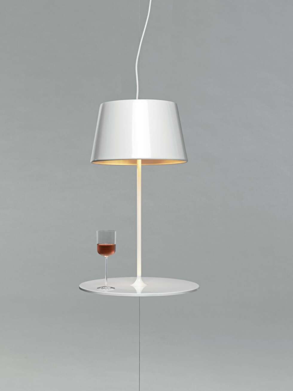 SVEVELAMPE: Det er som du tror den svever. Illusion er er tegnet av Hareide Design for Northern Lighting, nothernlighting.no SVEVELAMPE: Det er som du tror den svever. Illusion er er tegnet av Hareide Design for Northern Lighting, nothernlighting.no