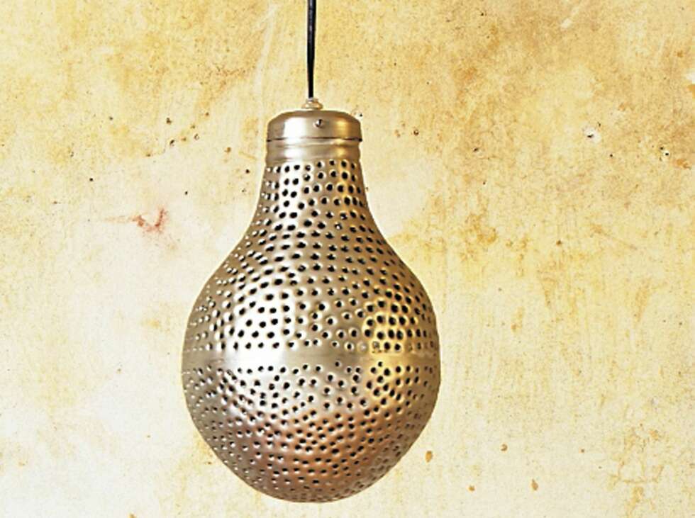 PÆRE RUND. Pæreformet lampe i metall, fås blant annet hos MIlla Boutique. PÆRE RUND. Pæreformet lampe i metall, fås blant annet hos MIlla Boutique.