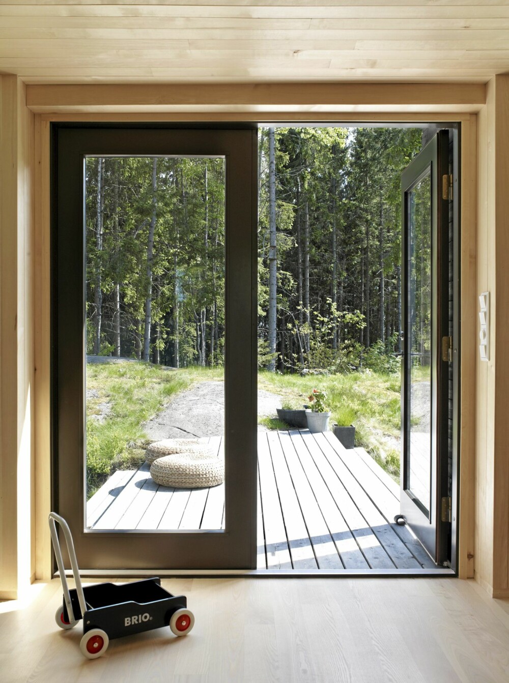 UT I NATUREN: Plattingen forbinder hovedetasjen til bergknausen utenfor. UT I NATUREN: Plattingen forbinder hovedetasjen til bergknausen utenfor.
