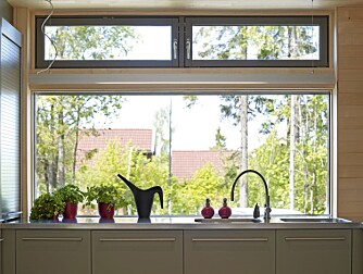 GJENNOMLYS: Det store kjøkkenvinduet sørger for gjennomlys. GJENNOMLYS: Det store kjøkkenvinduet sørger for gjennomlys.