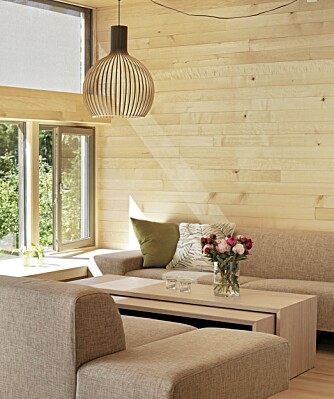NORDISK STIL: Den finske lampen i laminert bjørk er fra Fjordfiesta. Sofaene og bordene er fra Bolia. Ospekledningen er levert av Øydna sagbruk. NORDISK STIL: Den finske lampen i laminert bjørk er fra Fjordfiesta. Sofaene og bordene er fra Bolia. Ospekledningen er levert av Øydna sagbruk.