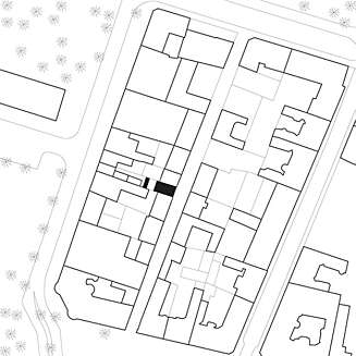 PRESSET INN BLANT SMÅHUSENE: Slik er huset plassert i gata. PRESSET INN BLANT SMÅHUSENE: Slik er huset plassert i gata.