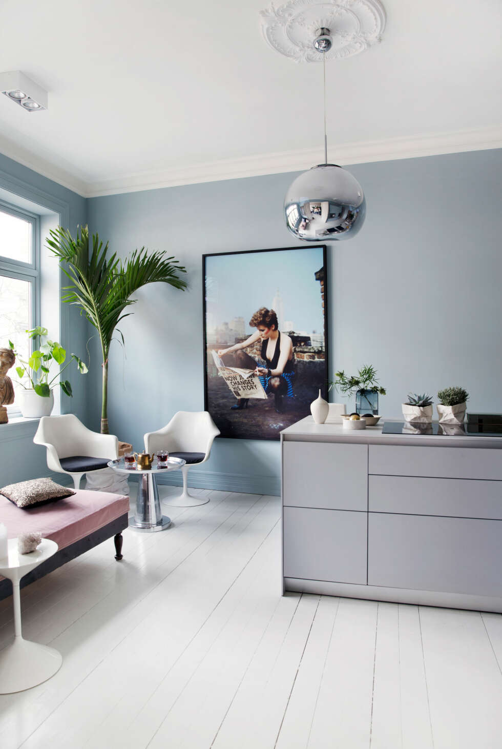 KOMBINERT: Tone Kroken har kombinert innredning fra Bulthaup med høyskap fra Ikea. Den eksotiske lounge-kroken blir et samlingssted når Tone har selskap, og består av tøffe elementer hun hadde fra før. De to Tulip-stolene fra Saarinen er kombinert med en brukt daybed, som Tone har kledd med nytt tekstil, og et sidebord i stål fra balzac.no. Gulvet er det originale tregulvet fra 1890-tallet. Det er malt med tre lag trestjernes gulvmaling i fargen Tidløs. Lampen er fra Tom Dixon, og bildet fra Eske. KOMBINERT: Tone Kroken har kombinert innredning fra Bulthaup med høyskap fra Ikea. Den eksotiske lounge-kroken blir et samlingssted når Tone har selskap, og består av tøffe elementer hun hadde fra før. De to Tulip-stolene fra Saarinen er kombinert med en brukt daybed, som Tone har kledd med nytt tekstil, og et sidebord i stål fra balzac.no. Gulvet er det originale tregulvet fra 1890-tallet. Det er malt med tre lag trestjernes gulvmaling i fargen Tidløs. Lampen er fra Tom Dixon, og bildet fra Eske.