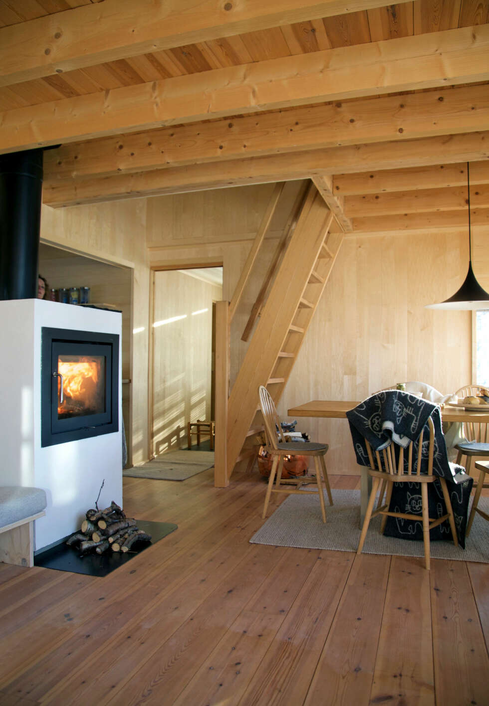 TRAPPEFINT: Sambatrappen er et arkitektonisk gullfunn om man ønsker en trapp som tar minst mulig plass, som er fin å se på og morsom å gå i. TRAPPEFINT: Sambatrappen er et arkitektonisk gullfunn om man ønsker en trapp som tar minst mulig plass, som er fin å se på og morsom å gå i.