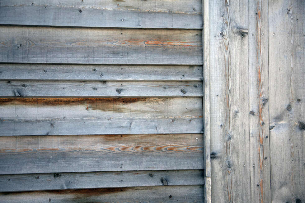 KOMBINASJON: Hytta er kledd i lerk som har grånet med tiden. Den gamle hytta hadde liggende panel, mens den nye delen har fått stående. Det skaper en spennende overgang. KOMBINASJON: Hytta er kledd i lerk som har grånet med tiden. Den gamle hytta hadde liggende panel, mens den nye delen har fått stående. Det skaper en spennende overgang.