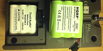 Originalbatteriet er det hvite. Den er festet med en liten kobling. Du klipser det av og putter det nye inn på samme plass. Originalbatteriet er det hvite. Den er festet med en liten kobling. Du klipser det av og putter det nye inn på samme plass.