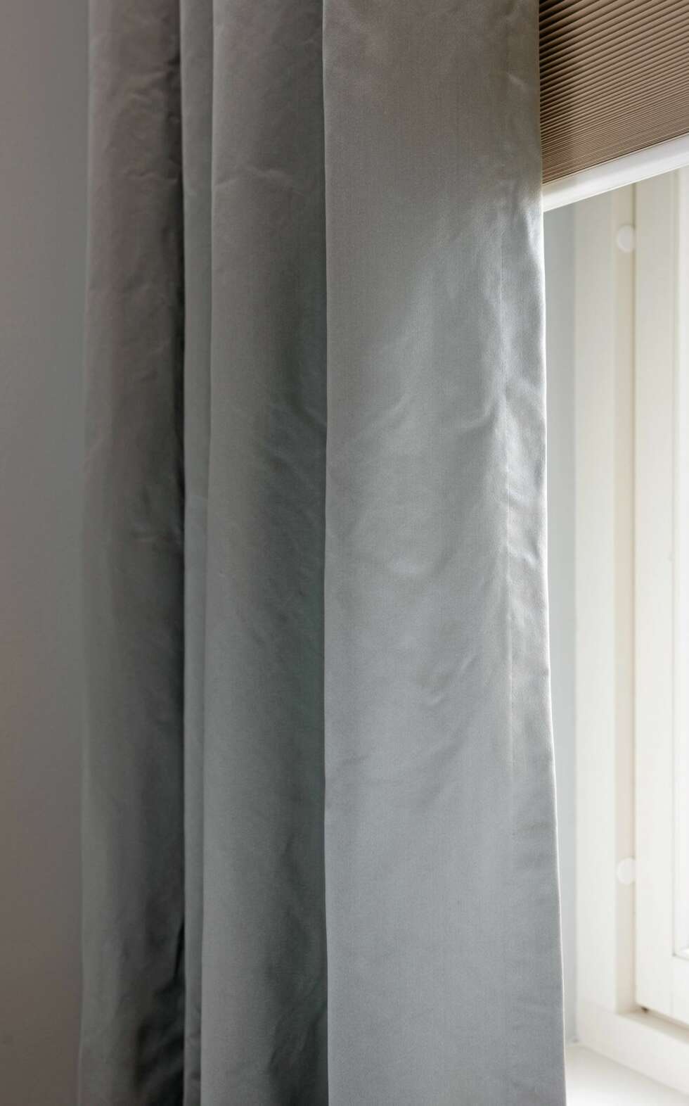 TEKSTILDEMPING. Lange gardiner gir maksimal uttelling, spesielt når de er fôret. Bruk gjerne rullegardiner i tillegg. Disse dueblå gardinene faller fra tak til gulv, fra Trier bak slottet. TEKSTILDEMPING. Lange gardiner gir maksimal uttelling, spesielt når de er fôret. Bruk gjerne rullegardiner i tillegg. Disse dueblå gardinene faller fra tak til gulv, fra Trier bak slottet.