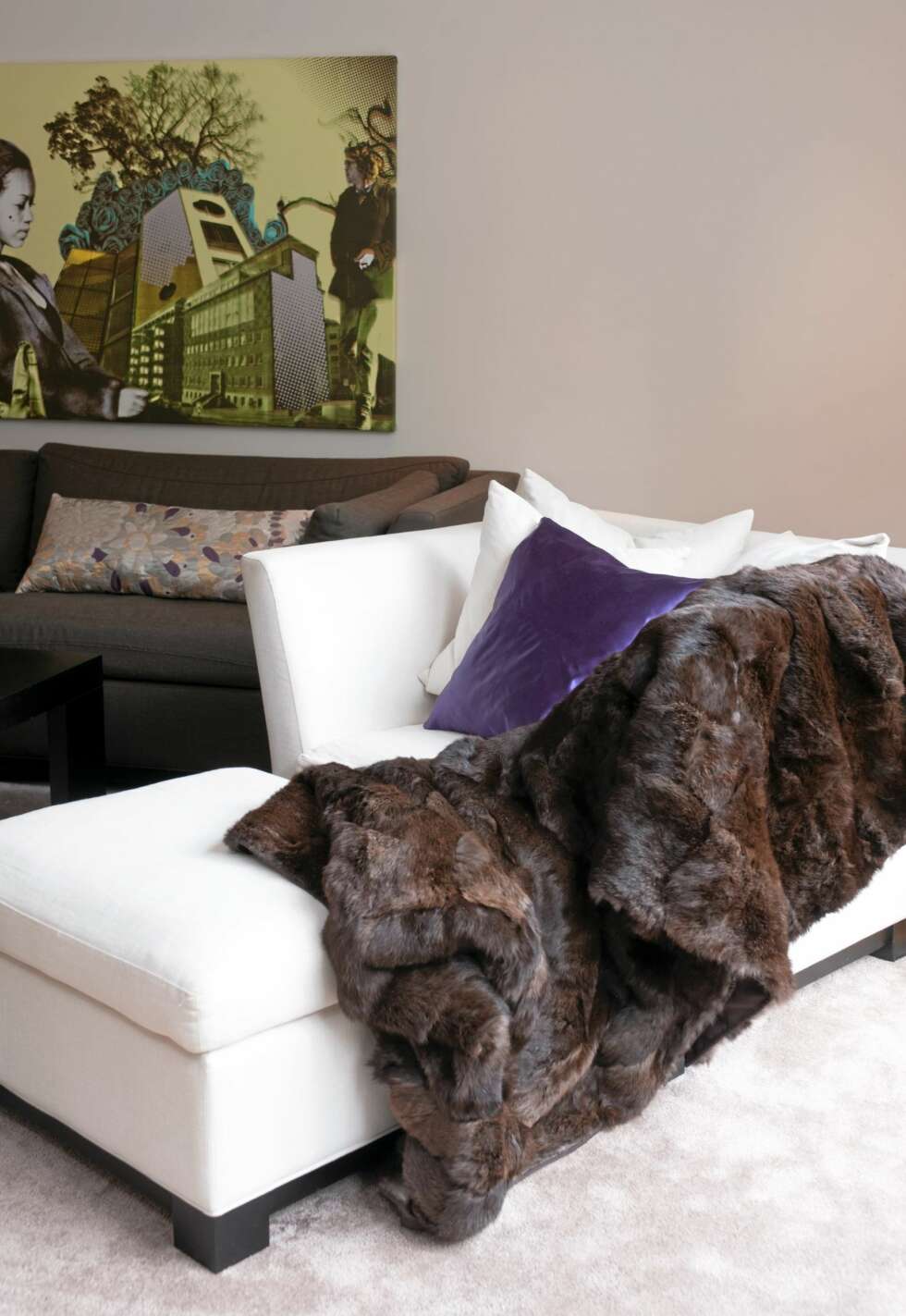 LUNER GODT.Fyll sofa, stoler og senger med skinn, puter og pledd. Det er både hyggelig og lyddempende. LUNER GODT.Fyll sofa, stoler og senger med skinn, puter og pledd. Det er både hyggelig og lyddempende.