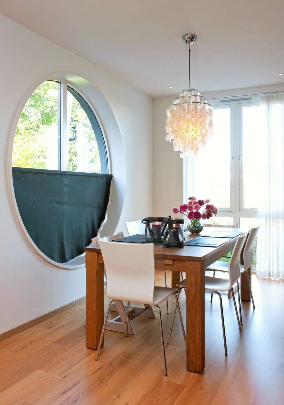 SKINNET BIDRAR. Designbyrået Madalon Home & Project har laget skinngardinen i det runde vinduet. Skinnet bidrar til å dempe støy samtidig som det hindrer innsyn. Skjelllampe over bordet fra Panton. Lingardinene henger fra tak til gulv, lin og fløyel er noe mer lyddempende enn glatte gardiner. SKINNET BIDRAR. Designbyrået Madalon Home & Project har laget skinngardinen i det runde vinduet. Skinnet bidrar til å dempe støy samtidig som det hindrer innsyn. Skjelllampe over bordet fra Panton. Lingardinene henger fra tak til gulv, lin og fløyel er noe mer lyddempende enn glatte gardiner.