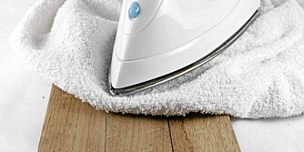 Damp: Med et vått håndkle og strykejern kan du rette ut hakket. Damp: Med et vått håndkle og strykejern kan du rette ut hakket.