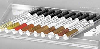 Tusj: Retursjeringsstifter bruker du til å fikse riper og å farge sparkeloverflate. Fungerer som en tusj. Tusj: Retursjeringsstifter bruker du til å fikse riper og å farge sparkeloverflate. Fungerer som en tusj.