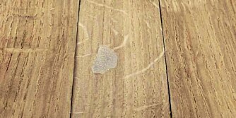 Ferdig sparklet: hakket i eikebordet ferdig sparklet. Her kan man bruke lasurstift for å finjustere fargen og å tegne årringer. Ferdig sparklet: hakket i eikebordet ferdig sparklet. Her kan man bruke lasurstift for å finjustere fargen og å tegne årringer.
