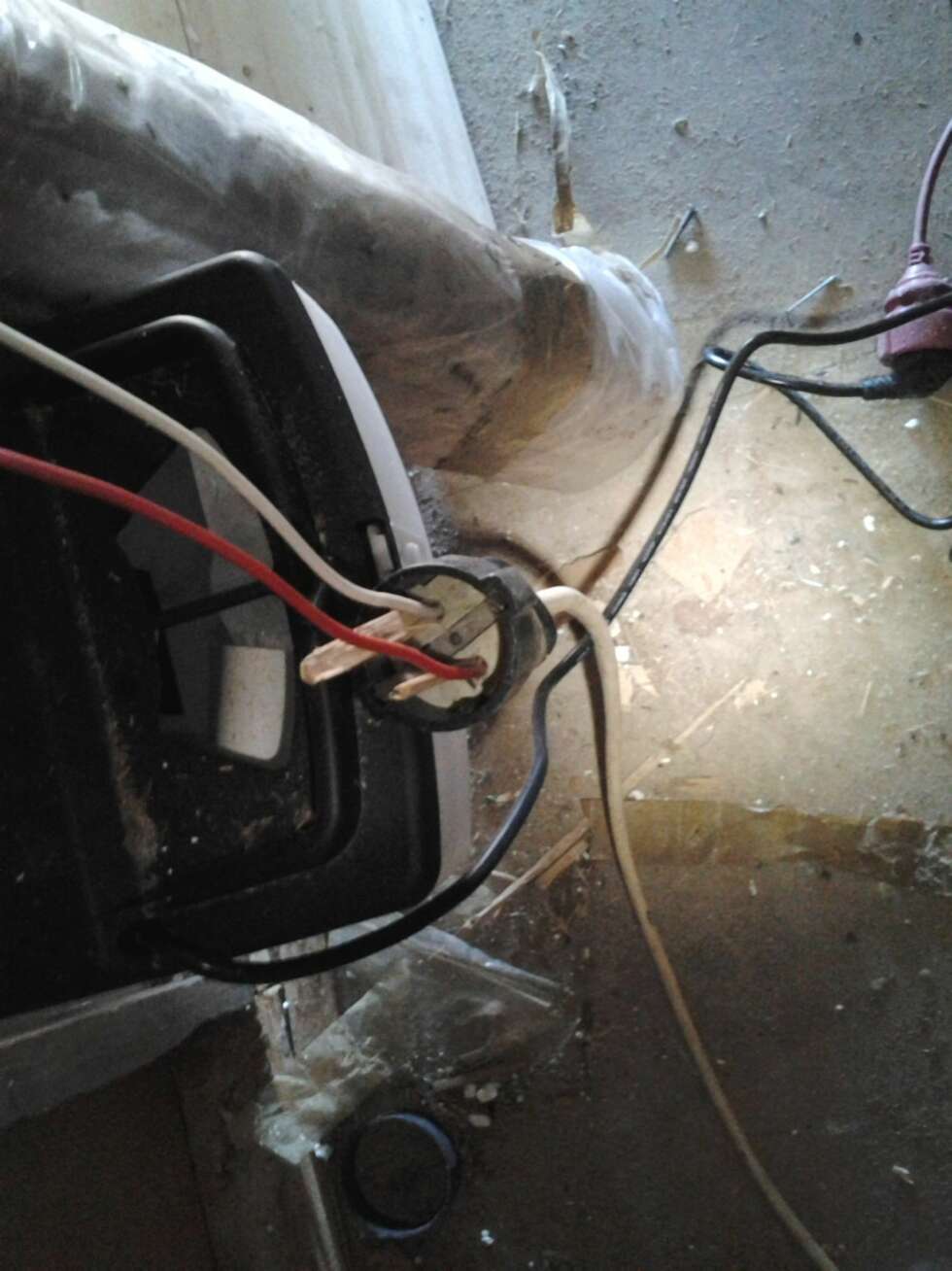 LURENDREIERE: I stedet for å lage en koblingsboks, er det her brukt en skjøteledningskontakt. Ledningene er fritt eksponert, selv om de skal være beskyttet av en kabel. - Dette er ikke faglærte elektrikere, overhodet ikke, sier Roy Malmo Nilsen i Anticimex. LURENDREIERE: I stedet for å lage en koblingsboks, er det her brukt en skjøteledningskontakt. Ledningene er fritt eksponert, selv om de skal være beskyttet av en kabel. - Dette er ikke faglærte elektrikere, overhodet ikke, sier Roy Malmo Nilsen i Anticimex.