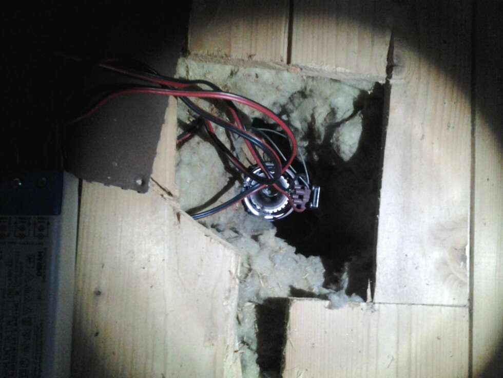 TYPISK SVART ARBEID. En downlight i en himling sett ovenfra. Isolasjonen går helt inn til lyspunktet, der skal det være en egnet, tett kasse, for å unngå at isolasjonen blir liggende helt inntil. Det kan lett bli for varmt og medføre brann. - Dette er typisk svart arbeid, sier Roy Malmo Nielsen i Anticimex. TYPISK SVART ARBEID. En downlight i en himling sett ovenfra. Isolasjonen går helt inn til lyspunktet, der skal det være en egnet, tett kasse, for å unngå at isolasjonen blir liggende helt inntil. Det kan lett bli for varmt og medføre brann. - Dette er typisk svart arbeid, sier Roy Malmo Nielsen i Anticimex.
