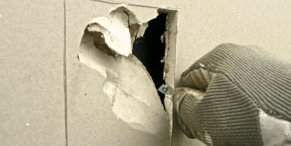 FIRKANT: Renskjær med en gipssag eller tapetkniv. FIRKANT: Renskjær med en gipssag eller tapetkniv.