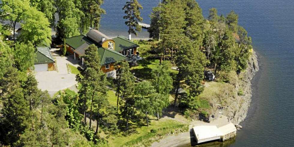 EGEN HALVØY: Dette er en av Norges dyreste eiendommer som for tiden er til salgs. Nesten fem mål tomt, 175 meter strandlinje og prislapp 38 millioner for denne eiendommen på Nesøya. EGEN HALVØY: Dette er en av Norges dyreste eiendommer som for tiden er til salgs. Nesten fem mål tomt, 175 meter strandlinje og prislapp 38 millioner for denne eiendommen på Nesøya.