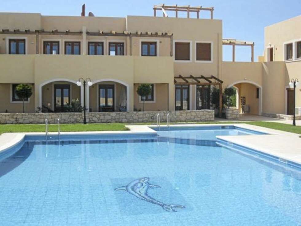 TIL SALGS PÅ KRETA: Feriebolig med svømmebasseng og havutsikt på Kreta kan bli din for cirka 1.2 millioner kroner. TIL SALGS PÅ KRETA: Feriebolig med svømmebasseng og havutsikt på Kreta kan bli din for cirka 1.2 millioner kroner.