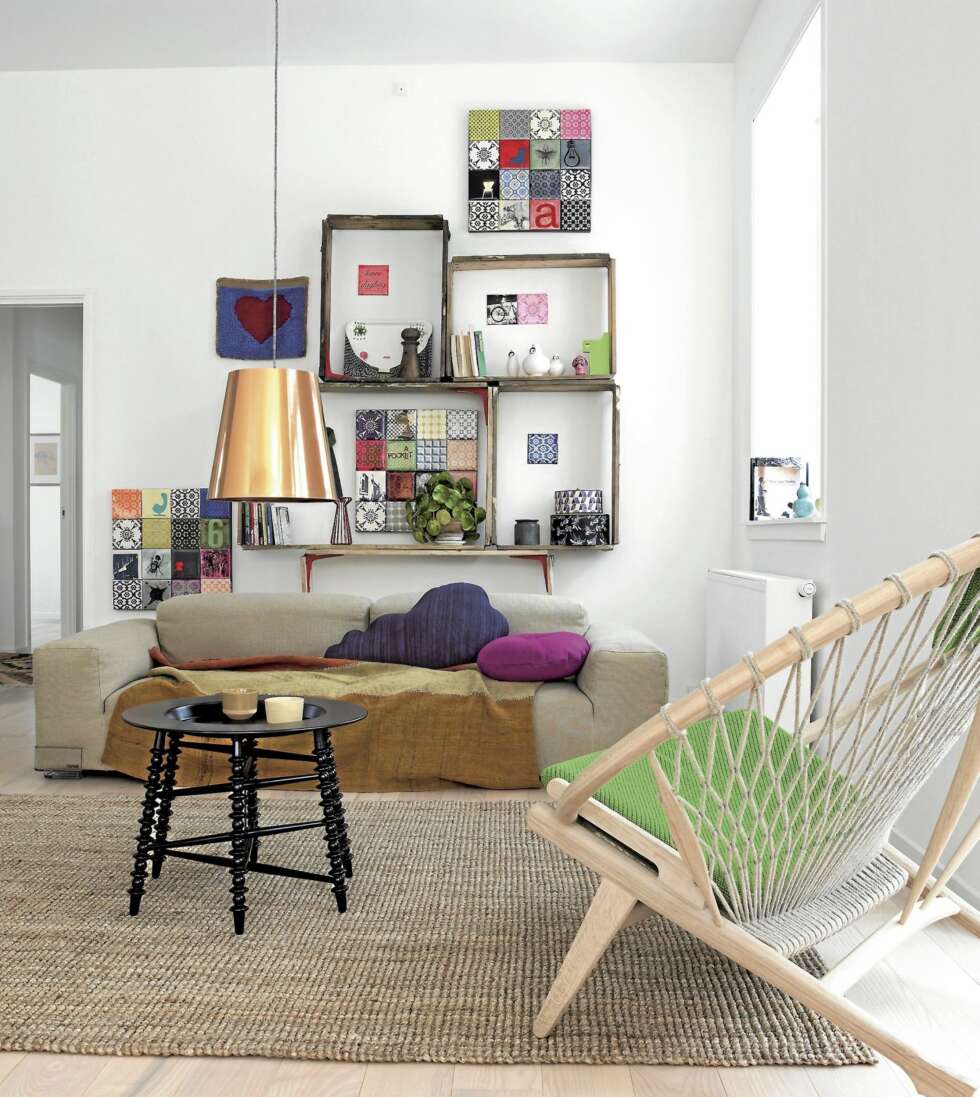KLASSISK MED GJENBRUK: Brukte pallekarmer fås i 2 str., 120 x 80 og 60 x 80 cm, h 20 cm, og koster henholdsvis 70 og 50 kroner for brukte, eller kr 100 og 70 for nye, palledistributoren.no. Røde hylleknekter, Ekby Stödis, kr 10 pr. stk., Ikea. Sofaen Plastics modular seating system er designet af Piero Lissoni fror Kartell. Her er det brukt to moduler, ca. kr 9200 pr. modul, holedesign.com. Cirkelstolen, designet av Hans J. Wegner, i såpevasket massiv ask, ca. kr 40 000, Robert Tandberg. Et rimeligere alternativ kan være Länstol i oljet ask, kr 16 700, fra Norrgavel. Brettbord, Trollsta, kr 598, Ikea. Lampeskjerm til taklampe, Gnejs, ø 35 cm x h 33 cm, kr 125, Ikea. Gulvteppet Tårnby, 250 x 180 cm, kr 695, Ikea. Pute formet som sky, Cloud, 80 cm, kr 531, donnawilson.com. Rosa pute med knapp, kr 599, hayshop.no. Kelimteppe i sofa, ca. kr 3000, Hay. Hvert teppe er unikt, så prisen vil variere. Nips og bilder i hylla: Malerier med flisemotiv på lerret, fra kr 4900, arttiles.dk. Babushka vaser, stor, kr 679, liten, kr 366, stillebenshop.com.
Esker, ca. kr 300 pr. sett, House Doctor/Tina Sand. Hvitt brett, Doll Face Tray, 43 x 33 cm, kr 265, donnawilson.com. Hjertebilde, kr 320, husflid.dk. KLASSISK MED GJENBRUK: Brukte pallekarmer fås i 2 str., 120 x 80 og 60 x 80 cm, h 20 cm, og koster henholdsvis 70 og 50 kroner for brukte, eller kr 100 og 70 for nye, palledistributoren.no. Røde hylleknekter, Ekby Stödis, kr 10 pr. stk., Ikea. Sofaen Plastics modular seating system er designet af Piero Lissoni fror Kartell. Her er det brukt to moduler, ca. kr 9200 pr. modul, holedesign.com. Cirkelstolen, designet av Hans J. Wegner, i såpevasket massiv ask, ca. kr 40 000, Robert Tandberg. Et rimeligere alternativ kan være Länstol i oljet ask, kr 16 700, fra Norrgavel. Brettbord, Trollsta, kr 598, Ikea. Lampeskjerm til taklampe, Gnejs, ø 35 cm x h 33 cm, kr 125, Ikea. Gulvteppet Tårnby, 250 x 180 cm, kr 695, Ikea. Pute formet som sky, Cloud, 80 cm, kr 531, donnawilson.com. Rosa pute med knapp, kr 599, hayshop.no. Kelimteppe i sofa, ca. kr 3000, Hay. Hvert teppe er unikt, så prisen vil variere. Nips og bilder i hylla: Malerier med flisemotiv på lerret, fra kr 4900, arttiles.dk. Babushka vaser, stor, kr 679, liten, kr 366, stillebenshop.com.
Esker, ca. kr 300 pr. sett, House Doctor/Tina Sand. Hvitt brett, Doll Face Tray, 43 x 33 cm, kr 265, donnawilson.com. Hjertebilde, kr 320, husflid.dk.