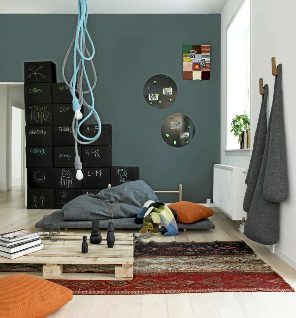 ENKELT OG KREATIVT: Kasser, Gavekasse Sort nr. 1, i papp, 26 x 20 x 34,5 cm, kr 198, fra jakodan.dk. Sofaen Beddo, l 200 x b 80 x h 45 cm, i ull og eik, ca. kr 21 000 avhengig av materialvalg, christinaliljenberghalstrom.blogspot.com. Kelimteppe, kr 8200, hayshop.no. Hvert teppe er unikt, så prisen vil variere. Som sofabord er det brukt en vanlig euro-pall. På bordet står svarte vaser, Samsurium, fra ca. kr 400, finnsdottir.dk. Egg, Fil de fer, h 16 og 20 cm, ca. kr 100 pr. stk., House Doctor/Tina Sand. Lappeteppet er privat. Puter, designet av Piero Lissoni for Kartell, sett med 2 stk., ca. kr 1500, holedesign.no. ENKELT OG KREATIVT: Kasser, Gavekasse Sort nr. 1, i papp, 26 x 20 x 34,5 cm, kr 198, fra jakodan.dk. Sofaen Beddo, l 200 x b 80 x h 45 cm, i ull og eik, ca. kr 21 000 avhengig av materialvalg, christinaliljenberghalstrom.blogspot.com. Kelimteppe, kr 8200, hayshop.no. Hvert teppe er unikt, så prisen vil variere. Som sofabord er det brukt en vanlig euro-pall. På bordet står svarte vaser, Samsurium, fra ca. kr 400, finnsdottir.dk. Egg, Fil de fer, h 16 og 20 cm, ca. kr 100 pr. stk., House Doctor/Tina Sand. Lappeteppet er privat. Puter, designet av Piero Lissoni for Kartell, sett med 2 stk., ca. kr 1500, holedesign.no.