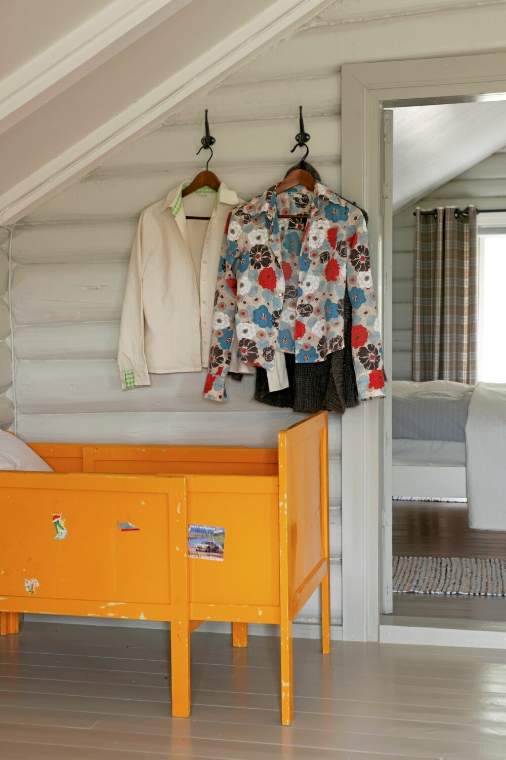 BALANSEPUNKTET: Her ser du hvoran Tove blander inn enkelte fargeimpulser i interiøret. Her skaper en gul, gammel barneseng spenning i det helhvite interøret.- Jeg leter alltid etter balansepunktet mellom nytt og gammelt, sier deigneren. BALANSEPUNKTET: Her ser du hvoran Tove blander inn enkelte fargeimpulser i interiøret. Her skaper en gul, gammel barneseng spenning i det helhvite interøret.- Jeg leter alltid etter balansepunktet mellom nytt og gammelt, sier deigneren.