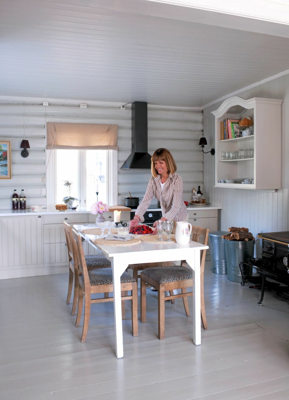 RENT OG HVITT: Med hvitemalte vegger, ny Ikea kjøkkenbenk ble dette tidligere lukkete rommet en sprek opplevelse. Lingardiner fra Green Apples "De fire årstider" pryder vinduer i hele huset. RENT OG HVITT: Med hvitemalte vegger, ny Ikea kjøkkenbenk ble dette tidligere lukkete rommet en sprek opplevelse. Lingardiner fra Green Apples "De fire årstider" pryder vinduer i hele huset.