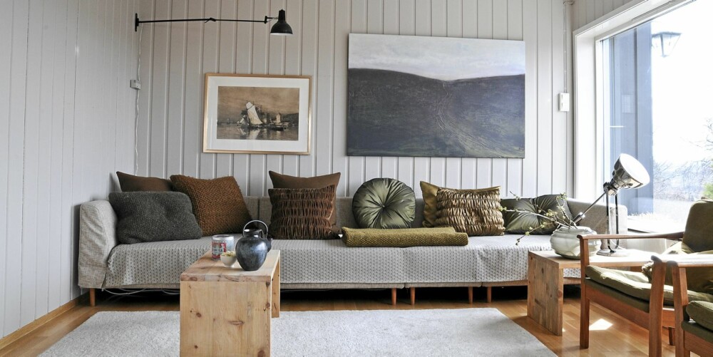 LANG SOFA: Sofaen er satt sammen av fire moduler fra Bolia. Beboeren har selv sydd putene og malt det store maleriet. Bordlampen er fra Diesel. LANG SOFA: Sofaen er satt sammen av fire moduler fra Bolia. Beboeren har selv sydd putene og malt det store maleriet. Bordlampen er fra Diesel.