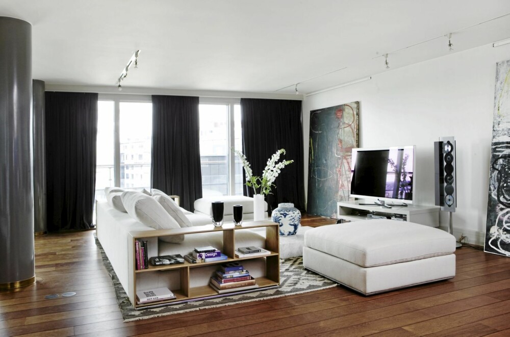 HYLLEMØBEL: Puffene og sofaen med integrerte hyller er fra Magazin. HYLLEMØBEL: Puffene og sofaen med integrerte hyller er fra Magazin.