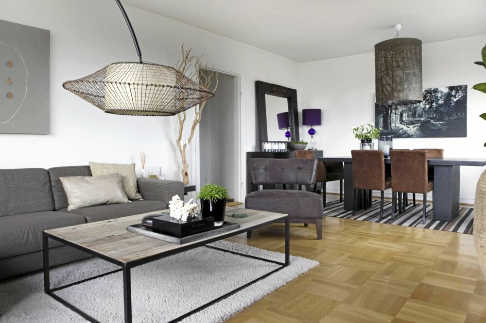 FORSIKTIGE FARGER: Lenestolen er fra Living, sofa fra svenske Engelsson og salongbord fra Konzept HP. Den lilla lampen er kjøpt i Argentina. FORSIKTIGE FARGER: Lenestolen er fra Living, sofa fra svenske Engelsson og salongbord fra Konzept HP. Den lilla lampen er kjøpt i Argentina.