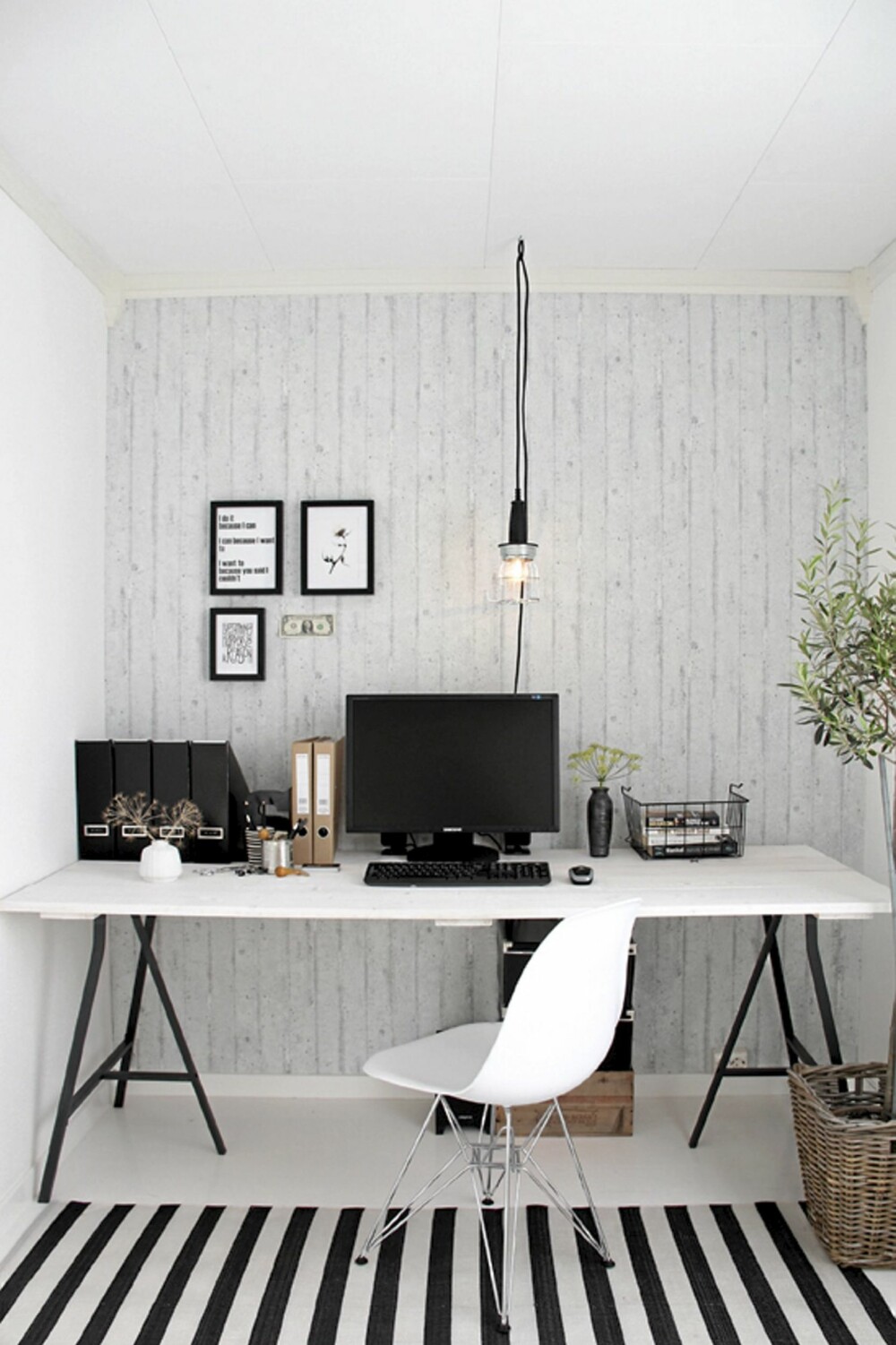 BETONGTAPET: Den populære bloggeren Nina Holst med bloggen Stylizimo har tapetsert arbeidsrommet med betongtapet «Rustica Light gray» fra Storeys. Den koster fra 399 kr rullen. BETONGTAPET: Den populære bloggeren Nina Holst med bloggen Stylizimo har tapetsert arbeidsrommet med betongtapet «Rustica Light gray» fra Storeys. Den koster fra 399 kr rullen.