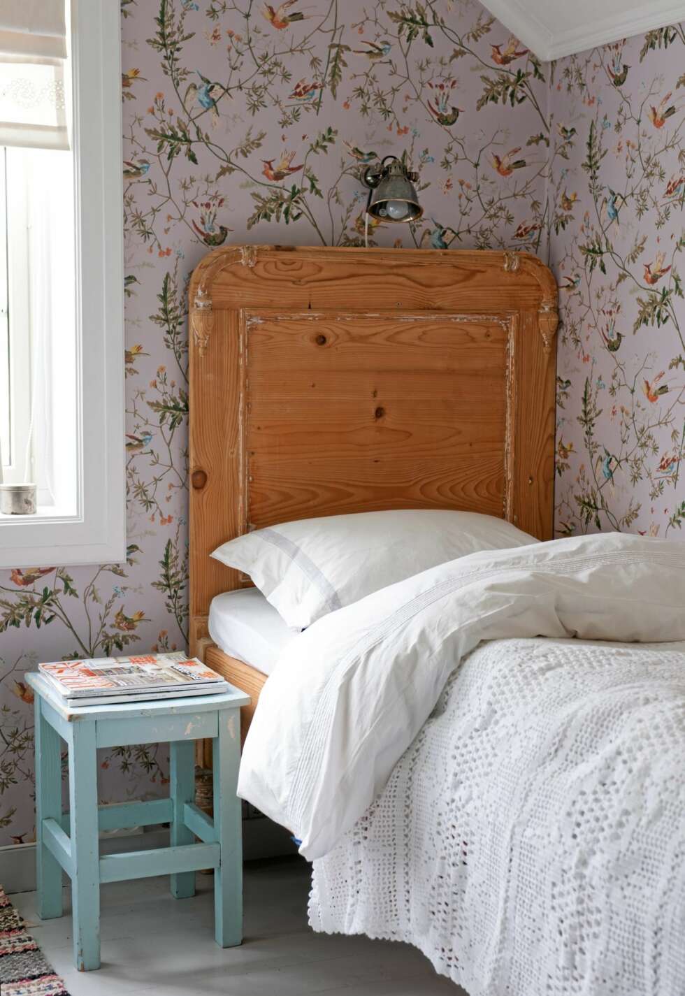 KREATIV KRAKK. Det meste kan brukes som nattbord slik som den slitte krakken. Det viktigste er at den ikke er for høy eller lav. Den slitte overflaten passer fint til den lutede sengegavlen. Fugletapet Hummingbirds fra Cole & Son. KREATIV KRAKK. Det meste kan brukes som nattbord slik som den slitte krakken. Det viktigste er at den ikke er for høy eller lav. Den slitte overflaten passer fint til den lutede sengegavlen. Fugletapet Hummingbirds fra Cole & Son.