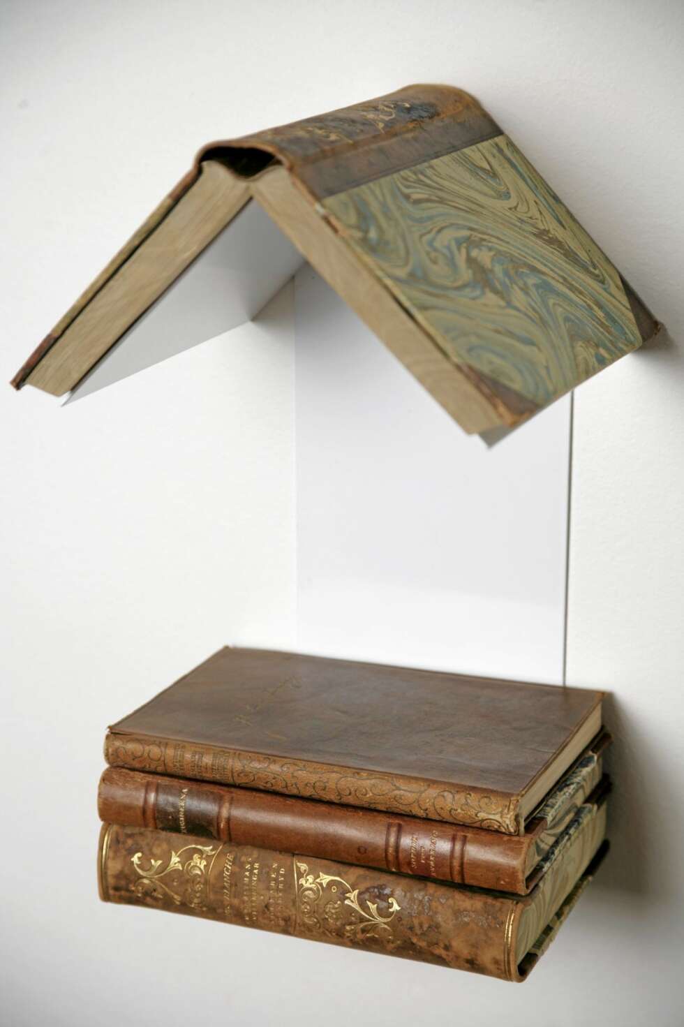LESELYST. Bokhyllen Readers Nest fra David Design er både hylle og nattbord. Legg boken du leser på toppen, de tre som ligger på vent fungerer som bord for vannglass og vekkerklokke. I lakkert metall. LESELYST. Bokhyllen Readers Nest fra David Design er både hylle og nattbord. Legg boken du leser på toppen, de tre som ligger på vent fungerer som bord for vannglass og vekkerklokke. I lakkert metall.