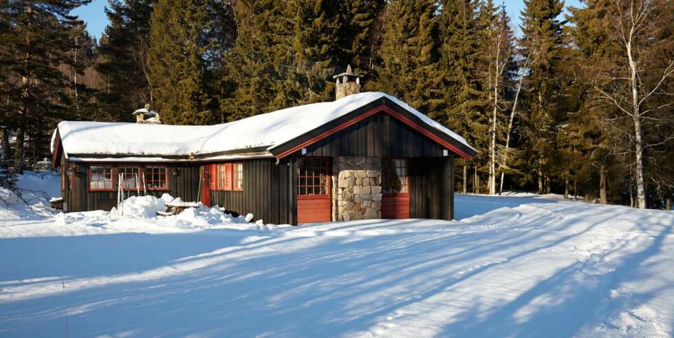 POSTKORT FRA DE DYPE SKOGER: Nydelig beliggende ved det islagte vannet Gjerdingen ligger den tradisjonelle hytta, beskyttet av gran- og furutrær. POSTKORT FRA DE DYPE SKOGER: Nydelig beliggende ved det islagte vannet Gjerdingen ligger den tradisjonelle hytta, beskyttet av gran- og furutrær.