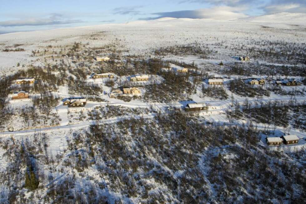 ØVERST OPPE: Kronprinsparets hytte ligger øverst oppe i hyttefeltet, som kalles Fjellsnaret hyttegrend. Hardangervidda er nærmeste nabo. ØVERST OPPE: Kronprinsparets hytte ligger øverst oppe i hyttefeltet, som kalles Fjellsnaret hyttegrend. Hardangervidda er nærmeste nabo.