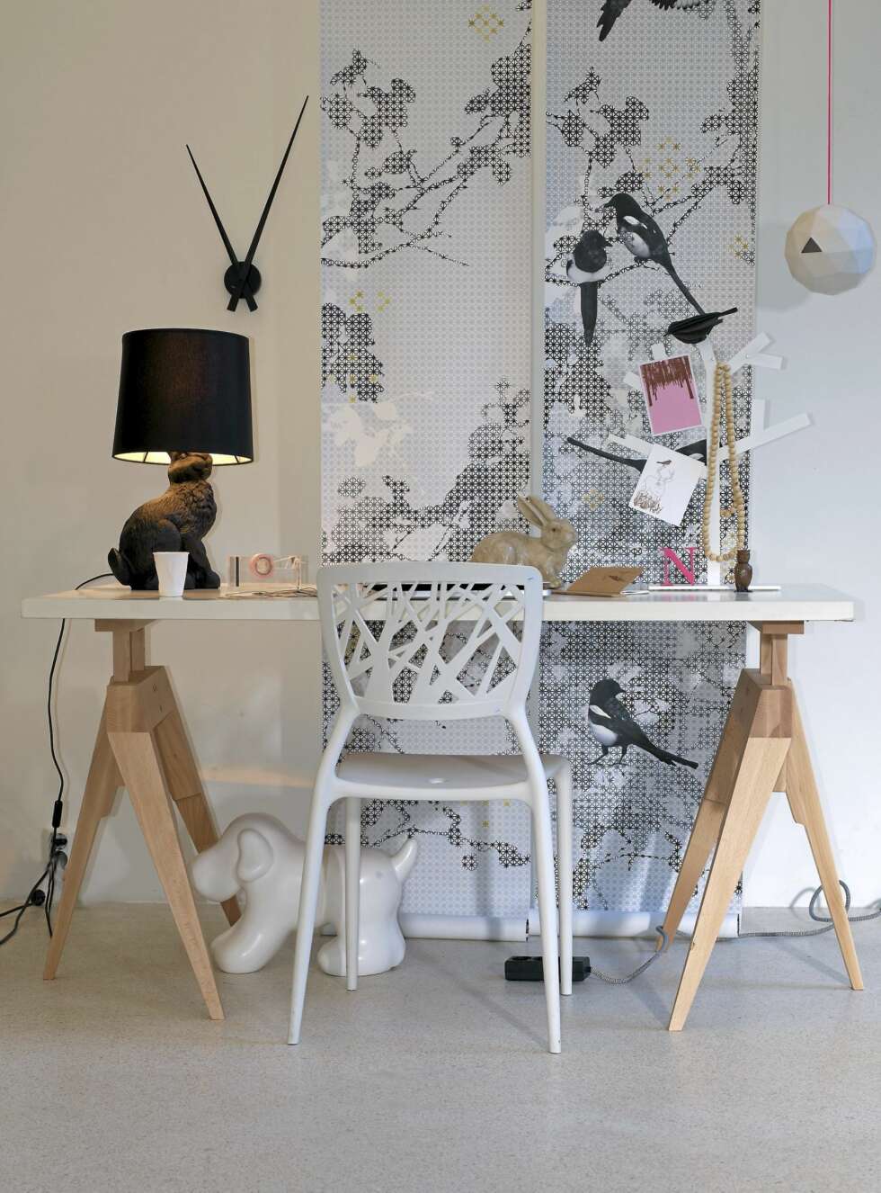 DYRISK NATUR: Tapet (panelpiece) fra Scandinavian Surface, 270x45 cm, ca. kr 750 pr. stk., Sørensen Østlyngen, regulerbare bordbein/bukker i kirsebær, kr 4390 pr. par, stol i polypropylen, kr 1490, krus i porselen, kr 75, hund/ledningsskjuler, kr 650, tre i metall med magneter, kr 950, kort, kr 39, og skjøteledning, kr 398, alt fra Kvist. «Rabitt lamp» fra Front/Moooi, kr 3380, Expo Nova, kanin i porselen, kr 198, Anouska, ugle i plast, kr 89, fuglehus, kr 1149, Hay, og klokke, kr 515, R.O.O.M. DYRISK NATUR: Tapet (panelpiece) fra Scandinavian Surface, 270x45 cm, ca. kr 750 pr. stk., Sørensen Østlyngen, regulerbare bordbein/bukker i kirsebær, kr 4390 pr. par, stol i polypropylen, kr 1490, krus i porselen, kr 75, hund/ledningsskjuler, kr 650, tre i metall med magneter, kr 950, kort, kr 39, og skjøteledning, kr 398, alt fra Kvist. «Rabitt lamp» fra Front/Moooi, kr 3380, Expo Nova, kanin i porselen, kr 198, Anouska, ugle i plast, kr 89, fuglehus, kr 1149, Hay, og klokke, kr 515, R.O.O.M.
