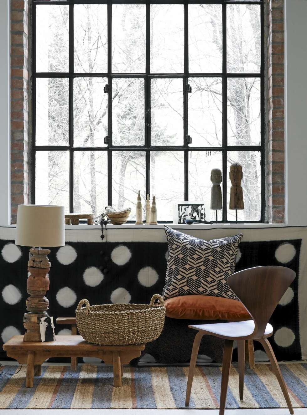 ETNISK CHIC: Asiatisk tebord, kr 2500, tekstil på veggen, kr 1250, og Cherner stol i valnøtt, kr 6500, alt fra Kvist. Benk, kr 1200, pute i fløyel, kr 398, og små figurer i tre, kr 159 pr. stk., alt fra Verket Interiør. Flettet kurv, kr 370, lampe, kr 2499, og gulvteppe i sisal, kr 1395, alt fra Palma. Trefigur til høyre, kr 1100, Konzept HP, og trefigur til venstre, kr 1100, Verket interiør. Pute med mønster, 50x50 cm, kr 535, R.O.O.M. Små skåler i tre, kr 149 pr. stk., og trefat med ben, kr 349, Anouska. ETNISK CHIC: Asiatisk tebord, kr 2500, tekstil på veggen, kr 1250, og Cherner stol i valnøtt, kr 6500, alt fra Kvist. Benk, kr 1200, pute i fløyel, kr 398, og små figurer i tre, kr 159 pr. stk., alt fra Verket Interiør. Flettet kurv, kr 370, lampe, kr 2499, og gulvteppe i sisal, kr 1395, alt fra Palma. Trefigur til høyre, kr 1100, Konzept HP, og trefigur til venstre, kr 1100, Verket interiør. Pute med mønster, 50x50 cm, kr 535, R.O.O.M. Små skåler i tre, kr 149 pr. stk., og trefat med ben, kr 349, Anouska.