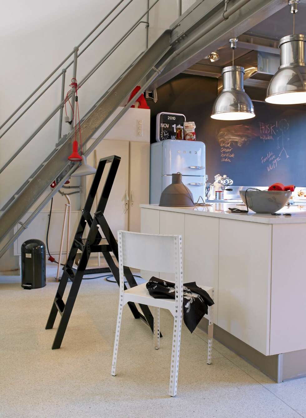 INDUSTRIELT COMEBACK: Trapp, kr 2900, DHS, stol Mechano, kr 2950, rørebolle, kr 389, lamper i taket Time, 41 cm i diameter, kr 3900, kjøkkenhåndkle, kr 145, og bokstav i rød metall, kr 590, alt fra Kvist. Pendellampe i silikon fra Muuto på benken, kr 969, Hay, hengelamper fra kr 1450, Robert Tandberg. Håndmikser fra Bodum, kr 399, Verket Interiør, klokke på veggen, kr 1790, og søppelspann i metall, kr 450, begge fra R.O.O.M. INDUSTRIELT COMEBACK: Trapp, kr 2900, DHS, stol Mechano, kr 2950, rørebolle, kr 389, lamper i taket Time, 41 cm i diameter, kr 3900, kjøkkenhåndkle, kr 145, og bokstav i rød metall, kr 590, alt fra Kvist. Pendellampe i silikon fra Muuto på benken, kr 969, Hay, hengelamper fra kr 1450, Robert Tandberg. Håndmikser fra Bodum, kr 399, Verket Interiør, klokke på veggen, kr 1790, og søppelspann i metall, kr 450, begge fra R.O.O.M.