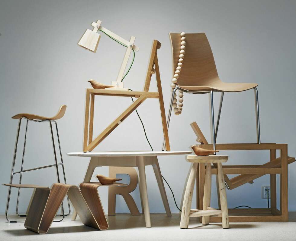 TID FOR TRE: Lounge stol i teak (I midten øverst),
kr 5000, Ethnicraft, fugler i tre, kr 115 pr. stk, R.O.O.M., og kjøkkenstol i eik trefiner,
kr 3295, Palma. Dina salongbord i hvitoljet flammebjørk fra Stryn, kr 7785, barkrakk i eikefiner fra David Design, Swave, kr 3250, og bladholder i valnøtt fra Swedese, kr 3590, Sørensen Østlyngen. Rustikk krakk, kr 1200, og bokstav, kr 149, begge fra Kvist. Lampe
i furu fra Muuto, kr 1195, Expo Nova. TID FOR TRE: Lounge stol i teak (I midten øverst),
kr 5000, Ethnicraft, fugler i tre, kr 115 pr. stk, R.O.O.M., og kjøkkenstol i eik trefiner,
kr 3295, Palma. Dina salongbord i hvitoljet flammebjørk fra Stryn, kr 7785, barkrakk i eikefiner fra David Design, Swave, kr 3250, og bladholder i valnøtt fra Swedese, kr 3590, Sørensen Østlyngen. Rustikk krakk, kr 1200, og bokstav, kr 149, begge fra Kvist. Lampe
i furu fra Muuto, kr 1195, Expo Nova.