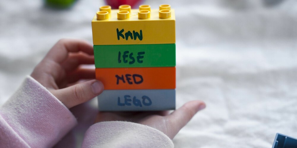 KAN SKRIVE ORD: Større barn kan lage setninger med å skrive hele ord på de store legoklossene. På denne måten lærer barna at ord bygger setninger. KAN SKRIVE ORD: Større barn kan lage setninger med å skrive hele ord på de store legoklossene. På denne måten lærer barna at ord bygger setninger.