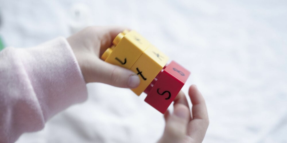 BYGGER ORD: Fortell barnet at bokstavene bygger ordene på samme måte som vi bygger med lego. BYGGER ORD: Fortell barnet at bokstavene bygger ordene på samme måte som vi bygger med lego.