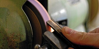 SMERGELSLIPER: Fordelen med smergelsliper er at du får en hul egg. Da er det lettere å bryne etterpå. SMERGELSLIPER: Fordelen med smergelsliper er at du får en hul egg. Da er det lettere å bryne etterpå.