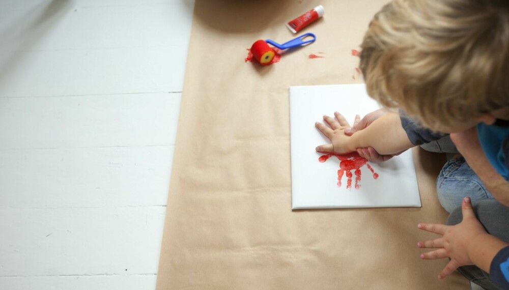 KREATIVT: Med litt hjelp klarer selv de minste barna å lage fine kunstverk med finger- og fotmaling. KREATIVT: Med litt hjelp klarer selv de minste barna å lage fine kunstverk med finger- og fotmaling.