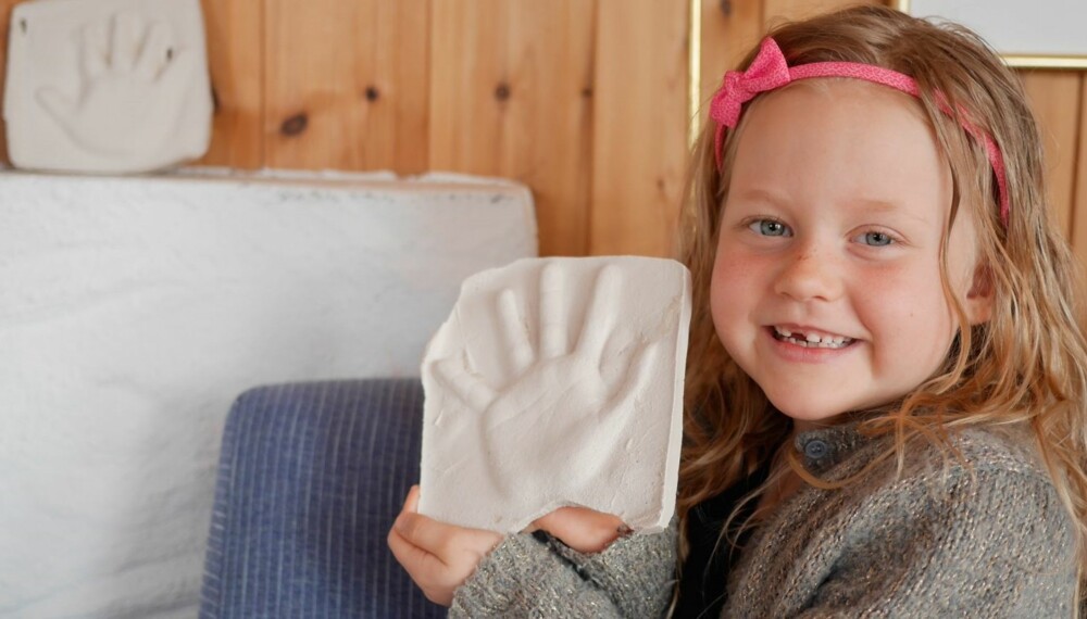 HÅNDAVTRYKK OG BARN: Filippa viser frem sin nylagde hånd. Den skal stå på hytta, ved siden av tvillingsøster sin hånd. Et minne for livet. HÅNDAVTRYKK OG BARN: Filippa viser frem sin nylagde hånd. Den skal stå på hytta, ved siden av tvillingsøster sin hånd. Et minne for livet.